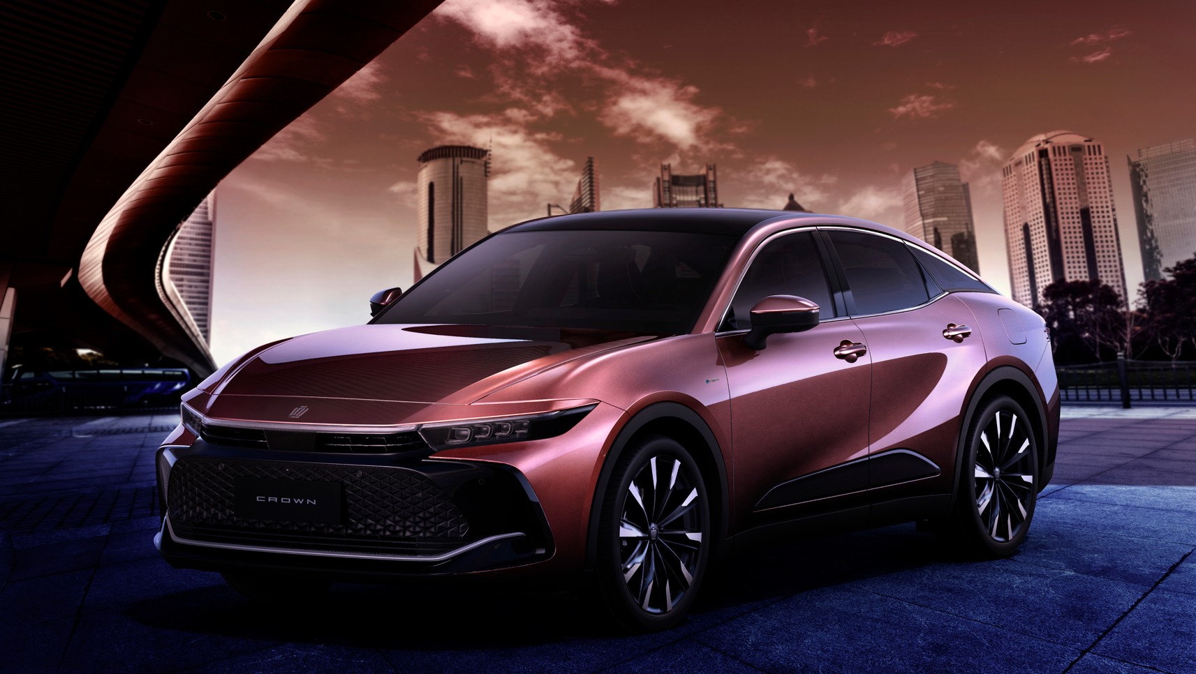 Crown Â· HEV 2.4T 6A/T Â· exterior