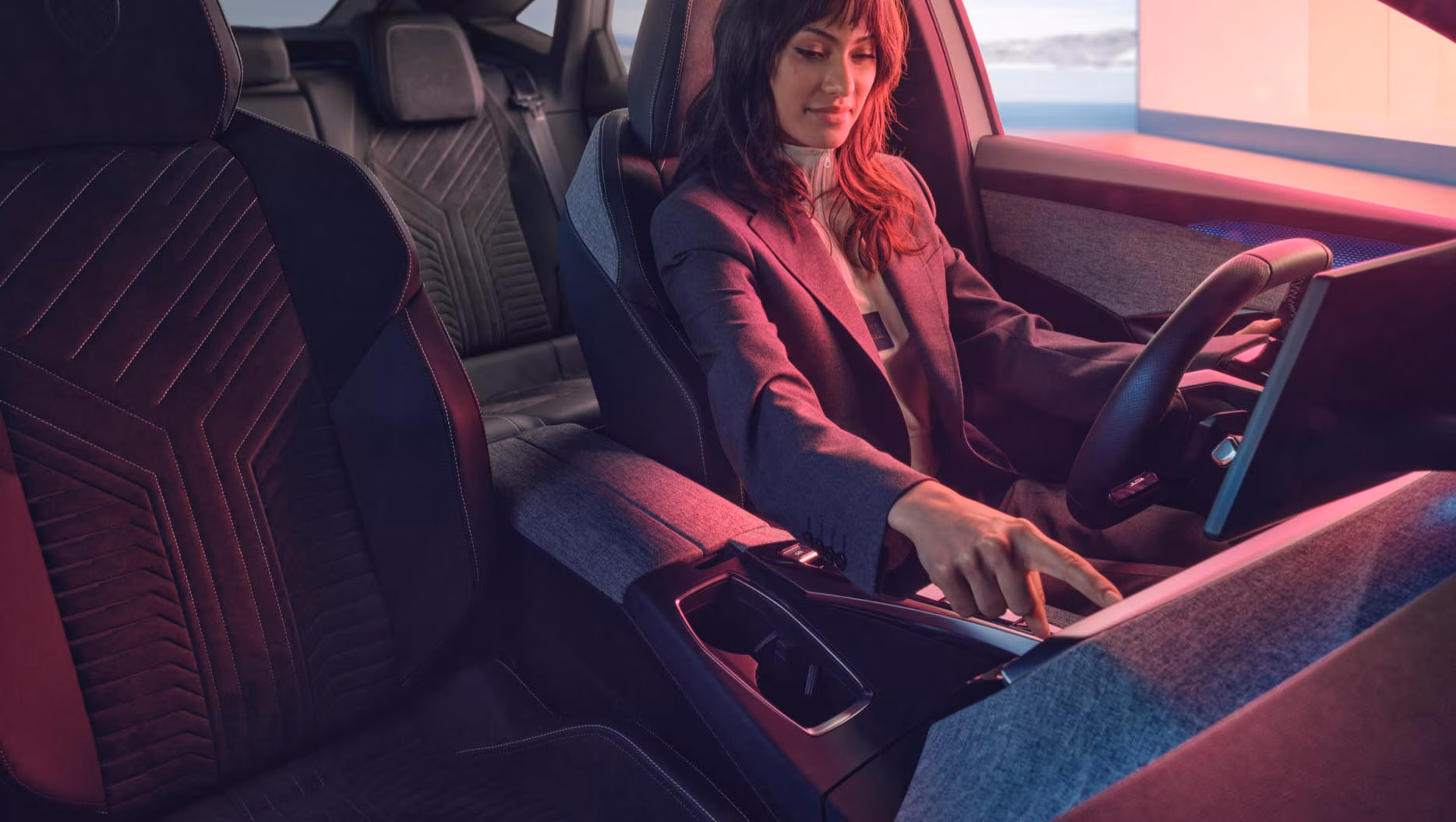 Woman on board the new PEUGEOT E-3008
